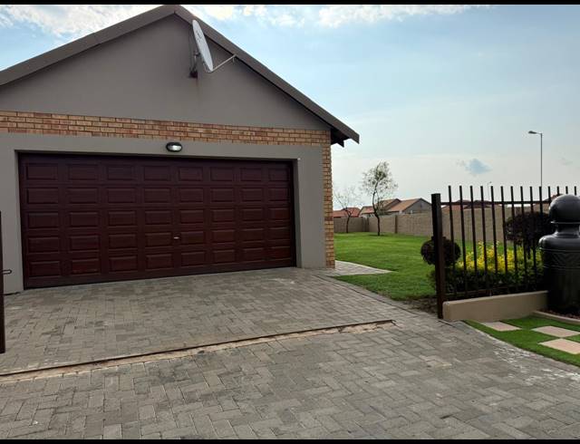 3 BEDROOM TOWNHOUSE FOR SALE IN WATERKLOOF EAST